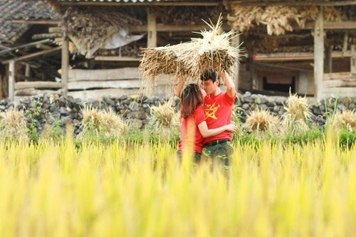 Bộ ảnh cưới lãng mạn của cặp đôi “cuồng đi” - 7
Theo chia sẻ của cô dâu 9x, thường nhiều cặp đôi đi chụp ảnh cưới sẽ có cả ê kíp trang điểm, lo phục trang,…nhưng cặp đôi này thì ngược lại, việc trang điểm, thay trang phục đều tự tay cô xoay xở.