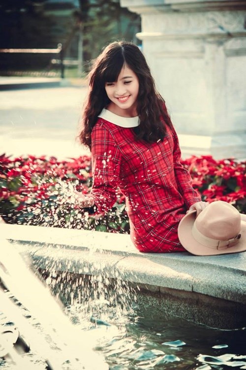 Chuyện về MC trường Báo từng 2 năm "không thể nói, cười" - 7 
Tham gia AMC, Mai Anh được các anh chị MC nhiệt tình chỉ dạy, giúp đỡ và nhanh chóng tiến bộ. Ảnh: FBNV