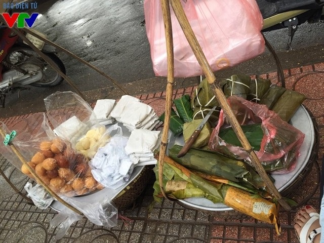 Vẻ bình yên của Hà Nội những ngày chớm thu - 7 Thu Hà Nội còn đặc trưng bởi những gánh hàng rong khắp nơi.