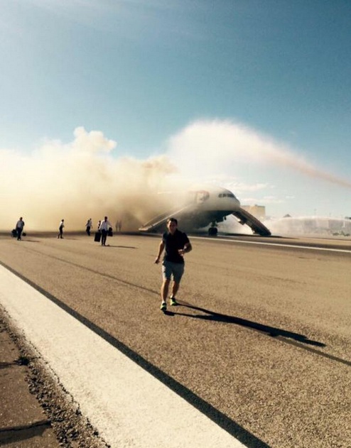 Máy bay Anh chở 172 người bốc cháy dữ dội tại sân bay Mỹ - 7 Máy bay Anh chở 172 người bốc cháy dữ dội tại sân bay Mỹ - 7