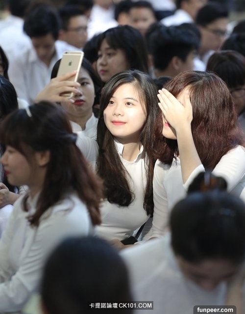 Báo TQ ca ngợi vẻ đẹp của thiếu nữ Việt khi mặc áo dài - 8
Áo dài trắng giúp nữ sinh Việt tỏa sáng ở bất cứ nơi đâu.
