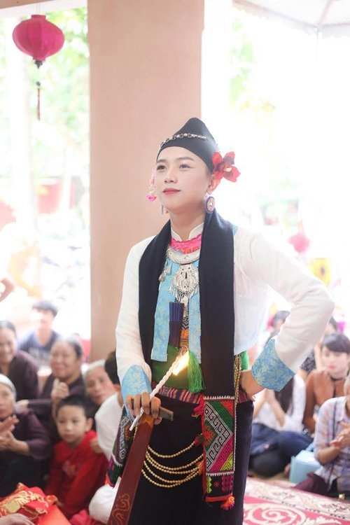 Dân mạng “phát sốt” với “mỹ nam hầu đồng” - 8
... nên cậu đã biết đến tín ngưỡng này từ khi còn nhỏ