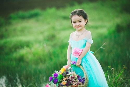 Bé gái Lâm Đồng đẹp như thiên thần "đốn tim" dân mạng - 8
Khi đã làm quen được với ống kính và nhiếp ảnh, bé bắt đầu chơi đùa, cười tinh nghịch