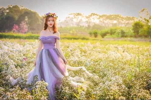 Nữ sinh mơ màng giữa cánh đồng lưu ly tuyệt đẹp - 8
Cô muốn thực hiện một bộ ảnh theo phong cách nhẹ nhàng giữa đồng hoa lưu ly đẹp nhất Hà Nội