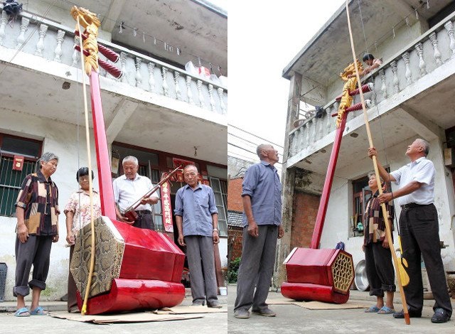 10 kỷ lục thế giới "lãng xẹt" ở Trung Quốc năm 2015 - 8 Cây đàn nhị lớn nhất thế giới với chiều cao 3m và cần tới ba nghệ sĩ mới có thể chơi được cây đàn khổng lồ này.