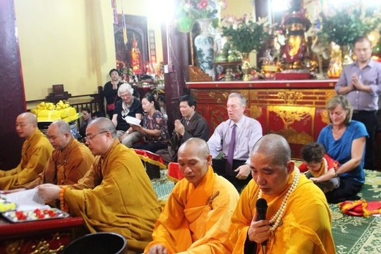 Ngài Ted Osius cùng gia đình rất chăm chú tụng kinh tại chùa Quán Sứ