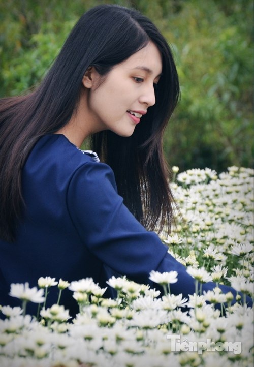 Ngắm thiếu nữ Hà thành đẹp mong manh bên cúc họa mi - 8