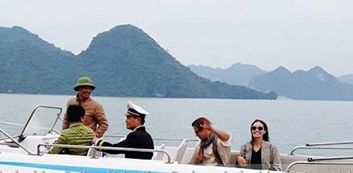 6 lần ghé thăm Việt Nam của cặp đôi minh tinh Angelina Jolie - Brad Pitt - 8 Brad Pitt và Angelina Jolie (phải) cười rạng rỡ ở Hạ Long hôm 20/12. Ảnh: Indochina Sails.
