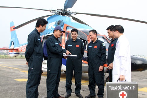 Trực thăng huấn luyện cấp cứu y tế, hạ cánh trên nóc nhà Bệnh viện 108 - 9
Tổ bay rút kinh nghiệm sau các chuyến bay huấn luyện cấp cứu y tế.