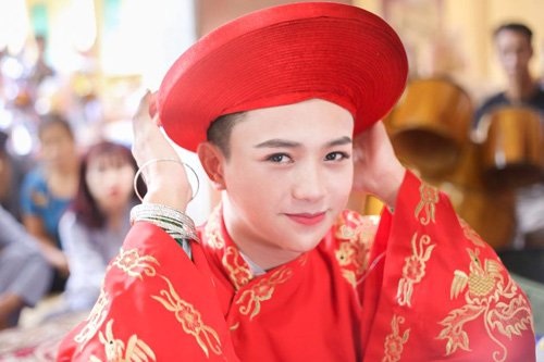 Dân mạng “phát sốt” với “mỹ nam hầu đồng” - 9
Hiện tại, Việt vẫn hầu đồng trong những dịp lễ lớn