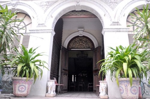 Ngắm căn biệt thự cổ giá gần 35 triệu USD giữa Sài Gòn - 9
Các cổng vòm, trụ, cửa 2 lớp đều được chế tác hết sức tỉ mỉ và tinh xảo.