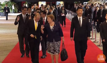 
Ảnh chụp màn hình cho thấy Tổng thống Aquino (trái) trò chuyện với Tổng thống Bachelet (giữa), trong khi Chủ tịch Tập Cận Bình lẻ loi trên thảm đỏ (Ảnh: GlobalNation)
