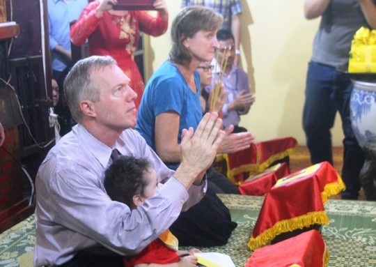 Đại sứ Mỹ đội mưa đưa mẹ lên chùa Quán Sứ làm lễ Vu lan - 7