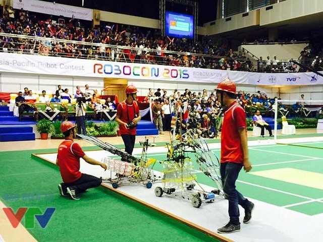 ABU Robocon 2015: Toàn cảnh chiến thắng của đội tuyển Việt Nam - 8 Bước tiến ấy được thể hiện qua việc sử dụng các bánh xe ôm-ly cỡ lớn, các thiết kế robot độc đáo, và đặc biệt là công nghệ xử lý hình ảnh để điều khiển robot tự động.