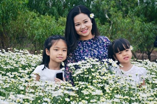 Ngắm thiếu nữ Hà thành đẹp mong manh bên cúc họa mi - 9