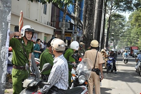 TP.HCM: Cả gia đình đi lấy số tiêm vắc xin dịch vụ - 9 TP.HCM: Cả gia đình đi lấy số tiêm vắc xin dịch vụ - 9
