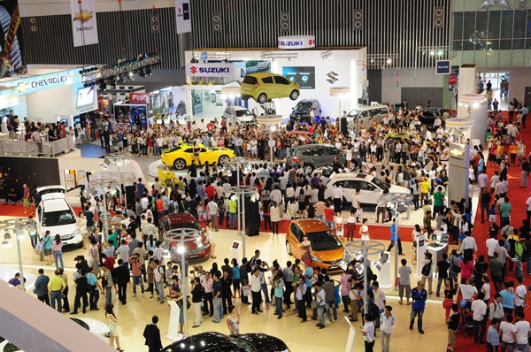 Xe sang nhập khẩu - “phình” to và lớn mạnh - 1 Quang cảnh triển lãm ô tô quốc tế Việt Nam 2014. (Ảnh: H.P)