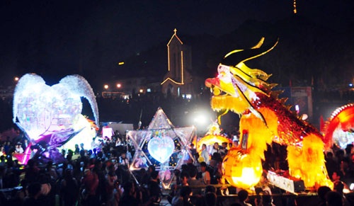 Lễ hội trăng rằm 2015 thu hút đông du khách tới thăm Sa Pa - 1
Quang cảnh lễ hội trăng rằm năm 2014 ở vùng du lịch Sa pa.