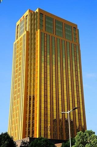 "Lóa mắt" vì nhà dát vàng cao 100m giữa thành phố - 1 "Lóa mắt" vì nhà dát vàng cao 100m giữa thành phố - 1