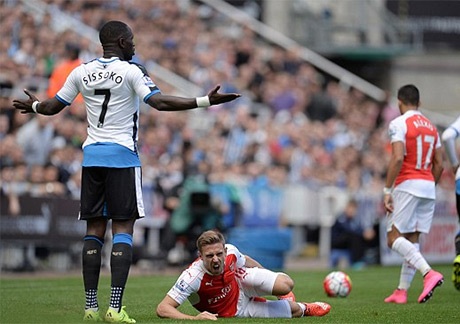 Sissoko sớm phải nhận thẻ vàng