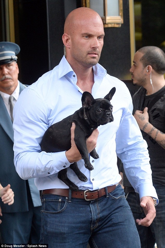 Báo giới xôn xao vì vệ sỹ quá điển trai của Adele - 2
Peter Van der Veen đang gây bão trên các mặt báo vì vẻ ngoài quá điển trai và nam tính