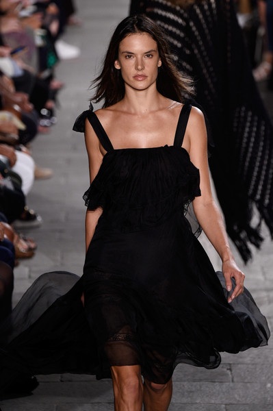 Thiên thần nội y đắt show tại Ý - 1
Alessandra Ambrosio trình diễn trong buổi ra mắt BST xuân hè 2016 của Philosophy di Lorenzo Serafini tại Milan Fashion Week ngày 26/9 vừa qua