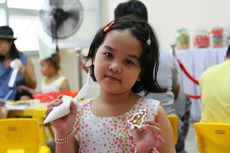 Học Anh ngữ cùng Giáng sinh - 2 Bé mừng rỡ khoe chiếc bánh quy gừng say sưa trang trí để dành tặng mẹ yêu.