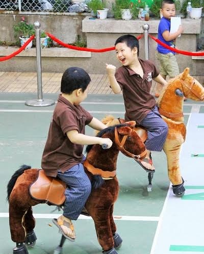 Học Anh ngữ cùng Giáng sinh - 7 Nét mặt hồn nhiên của em nhỏ khi được trải nghiệm cảm giác làm ông già Noel cưỡi tuần lộc trên “Đường đua tuần lộc kỳ thú”.