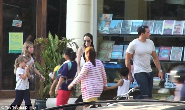 Bắt gặp Angelina Jolie trên đường phố Siem Reap - 2
Dù ăn vận giản dị nhưng ngôi sao Hollywood vẫn dễ dàng bị thợ săn ảnh phát hiện