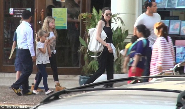 Bắt gặp Angelina Jolie trên đường phố Siem Reap - 3
Angelina Jolie-Pitt cùng hai con gái Vivienne và Shiloh đi mua sắm, họ ghé vào nhiều cửa hiệu trên phố