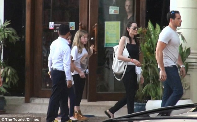 Bắt gặp Angelina Jolie trên đường phố Siem Reap - 4
Bà Smith vốn là người có nhiều duyên nợ với Campuchia vì thế cô rất thích tới đây du lịch