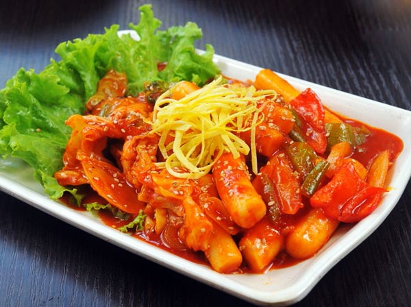 Những món ăn đường phố hấp dẫn nhất Hàn Quốc - 1 Tteokbokki là món ăn nhanh được bày bán ở khắp các quầy hàng trên đường phố Hàn Quốc.