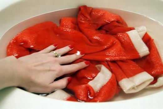 
Nhiệt độ phù hợp nhất khi nhúng quần áo vào nước nóng là 60 độ C (Ảnh: Internet)
