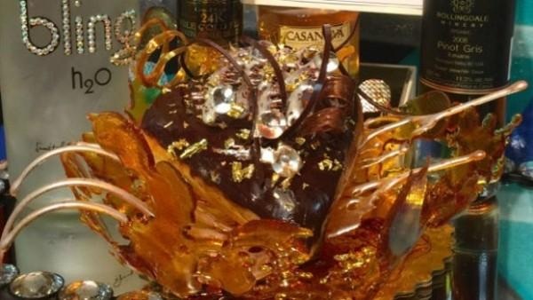 Lóa mắt với món bánh rán rắc vàng - 1 Lóa mắt với món bánh rán rắc vàng - 1