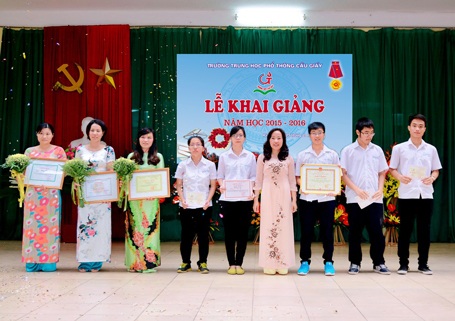 Trường THPT Cầu Giấy: Cơ hội và thách thức trước thềm năm học mới - 1
Trao thưởng cho giáo viên và học sinh đạt giải Quốc gia và Thành phố
