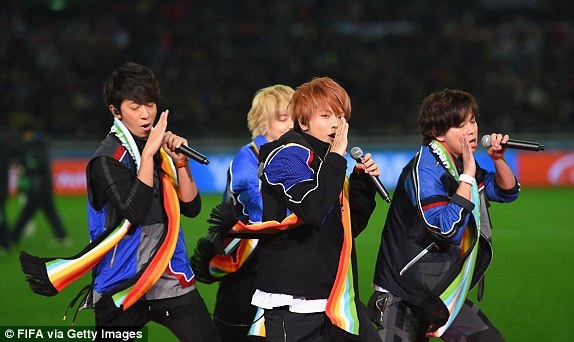 
Ban nhạc Nhật Bản News hâm nóng bầu không khí trước trận đấu
