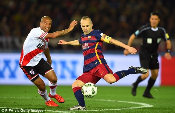 Thủ quân Iniesta bị kèm cặp khá chặt