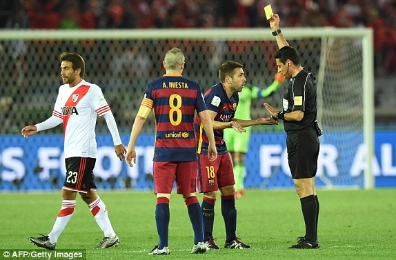 Jordi Alba nhận thẻ vàng sau tình huống chơi thô bạo