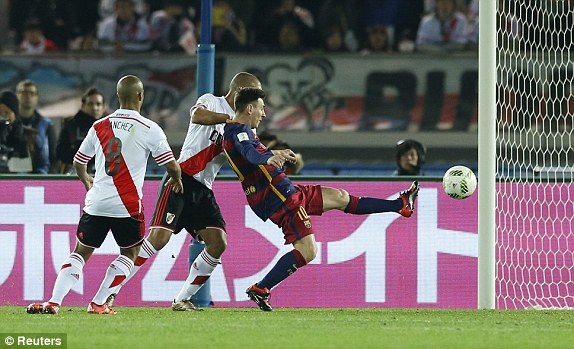 ...trước khi dứt điểm tung lưới River Plate mở tỷ số cho Barca