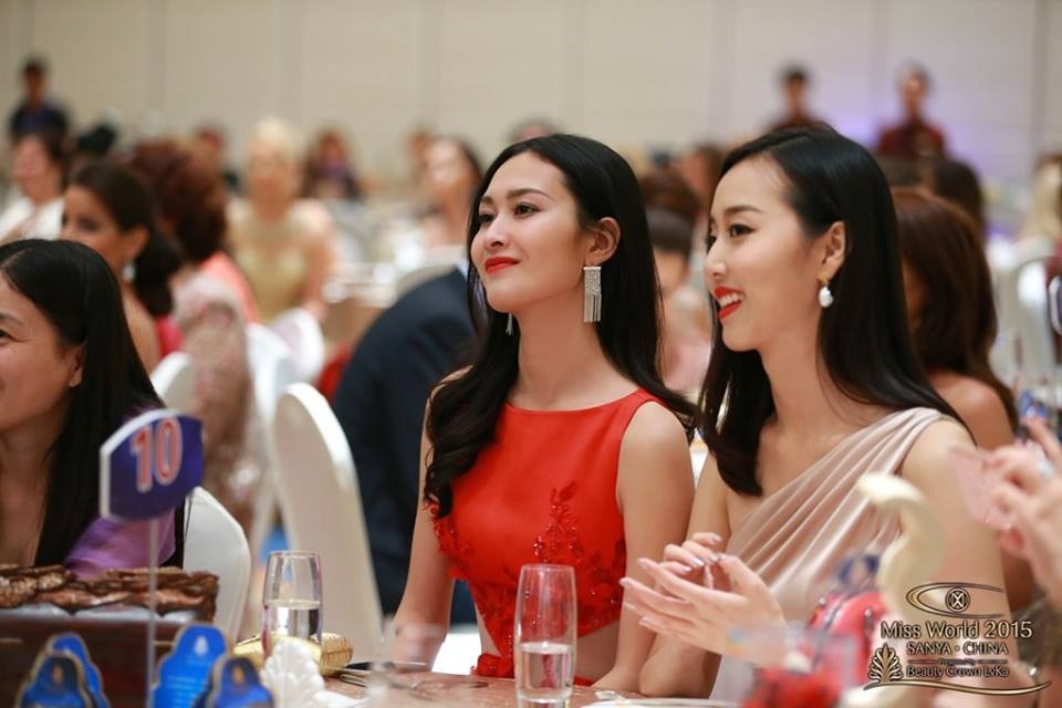 Hoa hậu Thế giới khoe sắc trong tiệc từ thiện - 23
Hoa hậu Trung Quốc (áo đỏ) - Hoa hậu nước chủ nhà