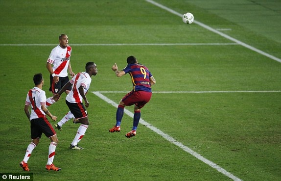 Suarez đánh đầu nâng tỷ số lên 3-0 cho Barcelona