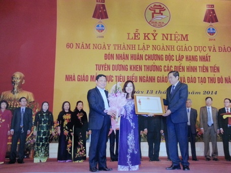 Trường THPT Cầu Giấy: Cơ hội và thách thức trước thềm năm học mới - 3
Cô Lê Thị Hồng thay mặt nhà trường nhận Huân chương Lao động Hạng Ba