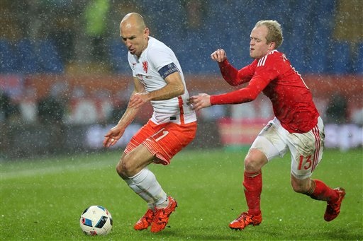 Đội tuyển Đức sẽ “thoát hiểm” trước Hà Lan? - 2 Robben (trái) đang đem lại sức sống cho Hà Lan