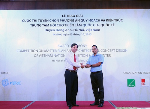 Công bố phương án quy hoạch kiến trúc TT Hội chợ Triển lãm Quốc gia - Quốc tế - 4
Ông Lê Khắc Hiệp - Phó chủ tịch tập đoàn Vingroup trao giải nhất cho đại diện công ty GMP-Đức.