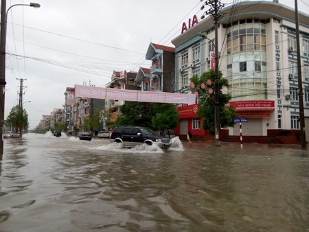Thêm các thành phố chìm trong "biển nước" vì đợt mưa lũ - 14 Thêm các thành phố chìm trong "biển nước" vì đợt mưa lũ - 14