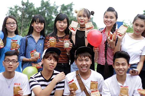 
Mờ Naive cùng những bạn trẻ tại Hà Nội chung tay làm bánh và bán bánh trung thu, gây quỹ ủng hộ trẻ em khuyết tật
