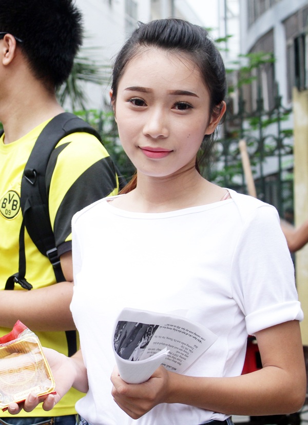 
Bạn nữ xinh đẹp hào hứng trở thành tình nguyện viên
