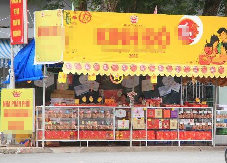 Người mua vắng bóng, nhân viên bán bánh trung thu ngồi “ngáp ruồi” - 2 
Tiệm bánh của chị Hương trên ở góc đường Đại lộ hòa bình vắng bóng người mua