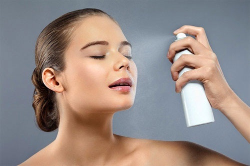 Bình xịt khoáng là một vật cần thiết với chị em nơi văn phòng (Ảnh: Iternet)