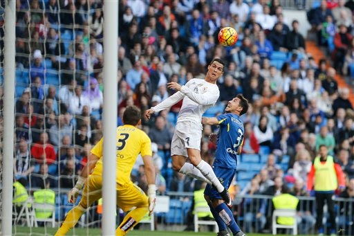 C.Ronaldo mang về bàn thắng thứ 4 cho Real Madrid ở cuối hiệp 1